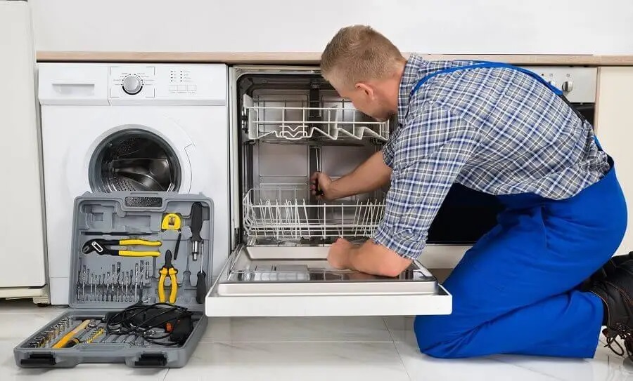 Kalecik Hotpoint servisi teknisyen ekibi beyaz eşya tamiri yaparken